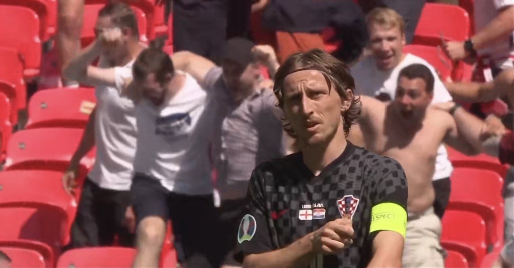 都充满了悬 都充满了悬